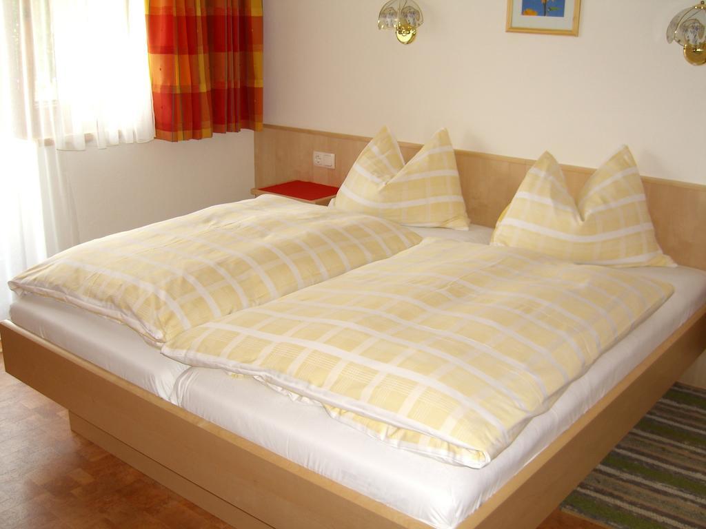 Gaestehaus Hofer Brixen im Thale Szoba fotó
