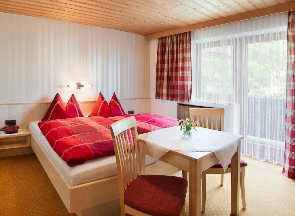 Gaestehaus Hofer Brixen im Thale Szoba fotó